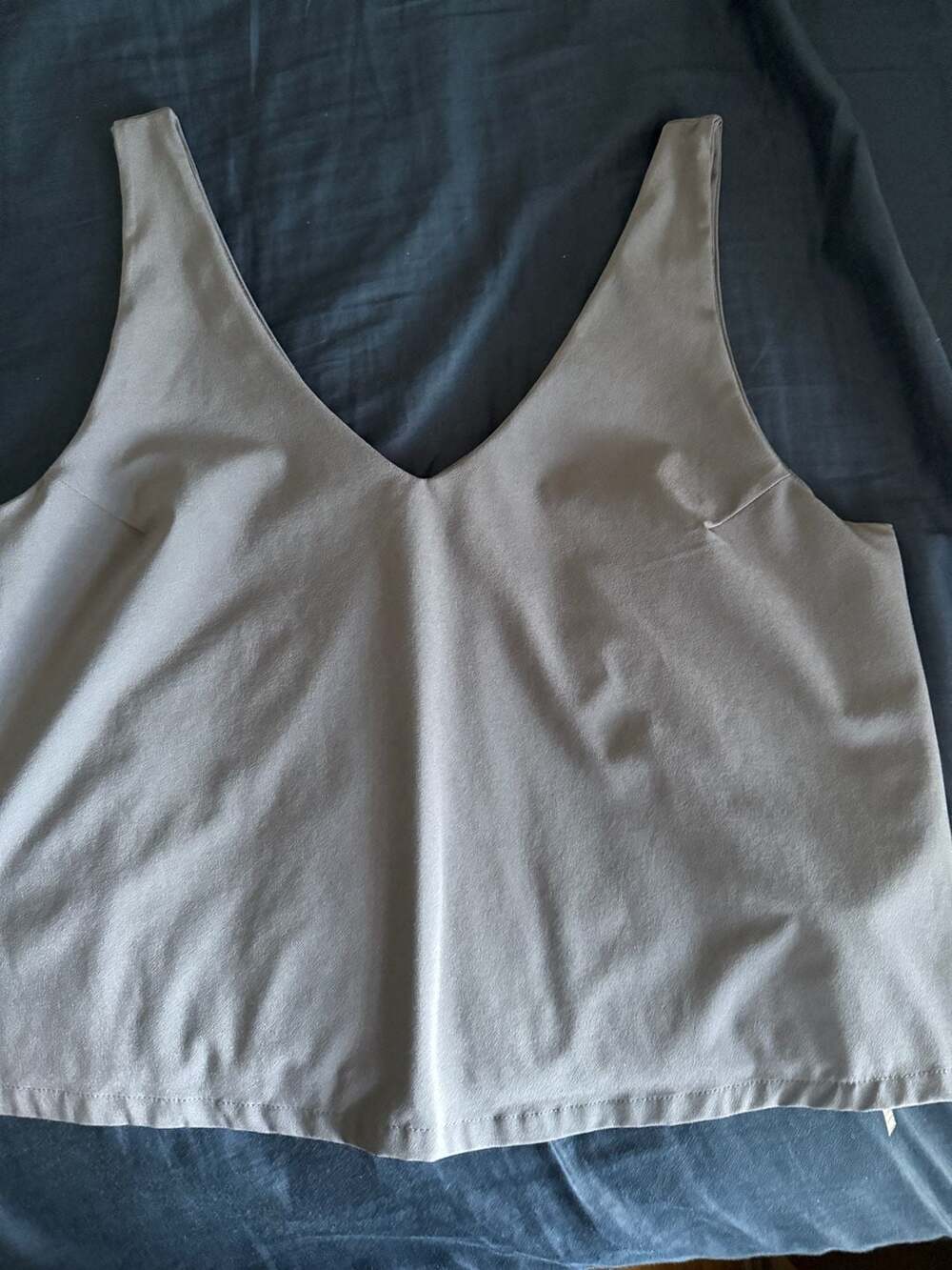 Vuori Womens V-Neck Cropped Tank Top Size S